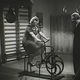 1-2. kép: edzőterem otthon. 1. A Méltóságos kisasszony c. filmben Mály Gerő a bordásfalon. 2. A Tavaszi szonátában Ladormerszky Margit szobabiciklizik ruhában, utcai cipőben. 3. kép: A Családunk szégyene c. filmben Goll Bea dobja égnek a lábát tornázás közben.